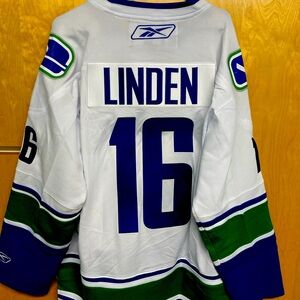 Trevor Linden Vancouver Canucks #16 away jersey.